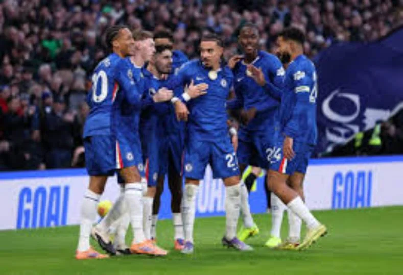 ريال مدريد يحيي اهتمامه بإنزو فرنانديز لتعزيز خط وسطه تحت قيادة مورينيو