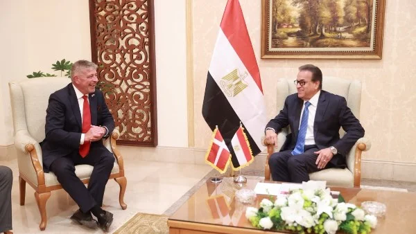 وزير الصحة المصري والسفير الدنماركي يتعاونان لنقل المعرفة وتعزيز التصنيع المحلي في القطاع الصحي