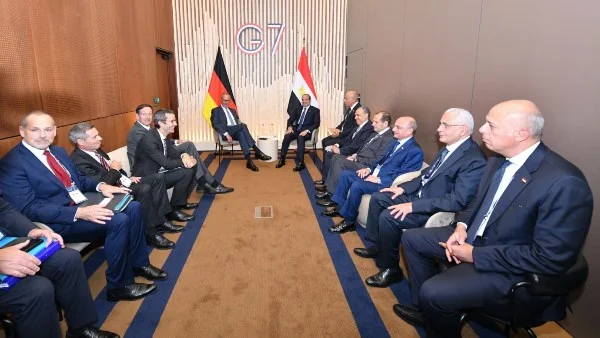 السيسي يؤكد أهمية تنفيذ المرحلة الثانية من اتفاق إنهاء الحرب في غزة خلال لقائه مع المستشار الألماني في قمة مجموعة السبع