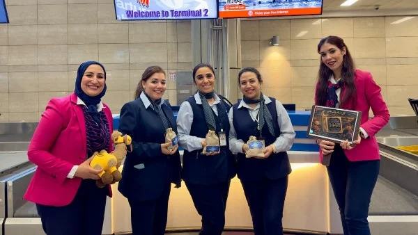 مطار القاهرة يحتفي برأس السنة الهجرية بتوزيع الهدايا والحلوى على الركاب