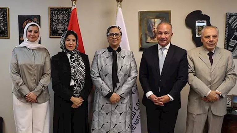 المستشارة أمل عمار تدعو إلى تعزيز الشراكة مع منظمة تنمية المرأة لدعم قضايا المرأة