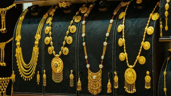 أسعار الذهب في مصر تتراجع رغم الارتفاع العالمي: تأثير الدولار على السوق المحلية