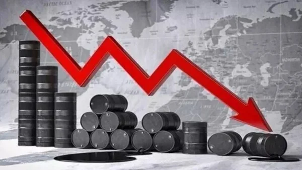 أسعار النفط تتراجع مجددًا بعد اتفاق تاريخي بين أمريكا وإيران لاستئناف الشحن عبر مضيق هرمز