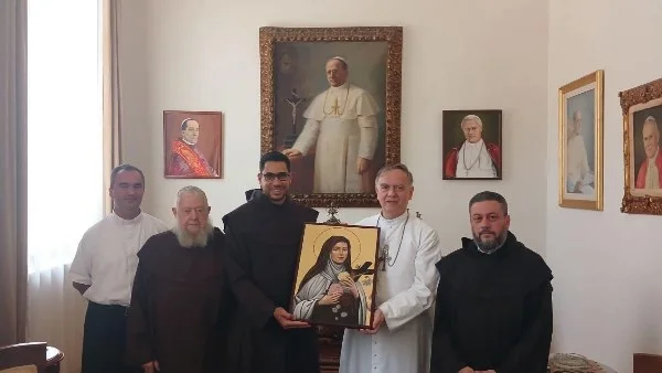السفير البابوي في القاهرة يستقبل مجلس المفوضية الجديد للرهبنة الكرملية لتعزيز التعاون الروحي