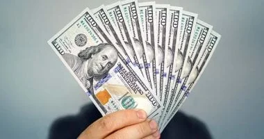 الدولار يواصل انخفاضه أمام الجنيه المصري وسط استقرار سوق الصرف