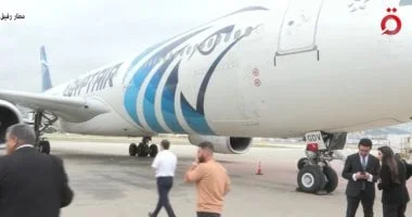 مصر للطيران تفتح تحقيقًا في شكوى راكبة خلال إحدى الرحلات الجوية
