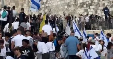 مستوطنون يشعلون النيران في مسجدين شمال رام الله ويهاجمون منازل فلسطينية في نابلس