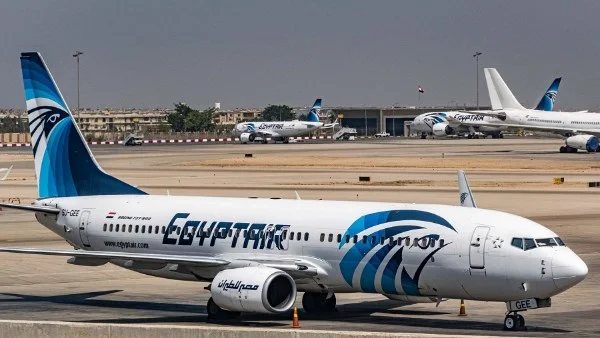 مصر للطيران تفتح تحقيقًا عاجلاً في شكوى راكبة تثير الجدل على السوشيال ميديا