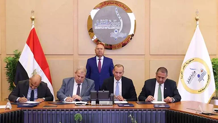 وزير النقل يشهد توقيع عقود جديدة لتعزيز شبكة السكك الحديدية في مصر