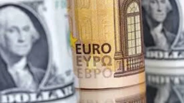 تراجع اليورو إلى 57 جنيهًا والدولار يتجه نحو 49 جنيهًا في تعاملات اليوم