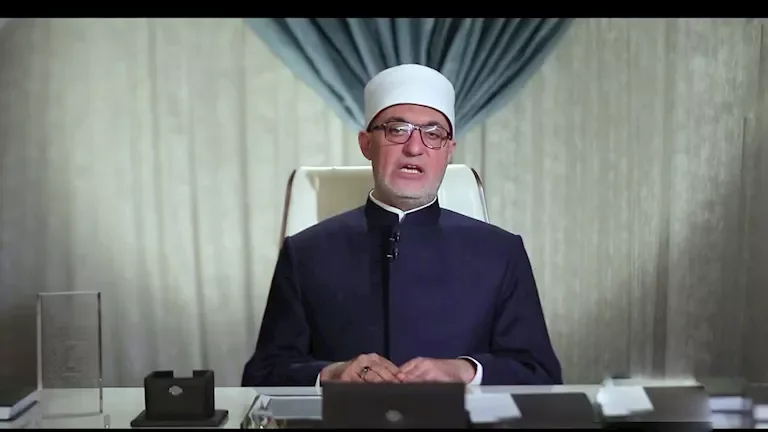 المفتي يحذر من الاستهزاء بالصلاة: انتهاك لحرمة الشعائر الدينية ومجرم قانونًا
