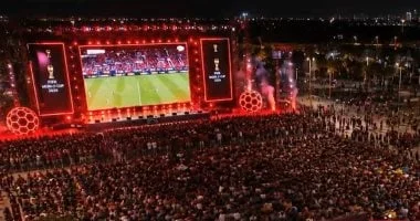 مشجعو منتخب مصر يرفعون الأعلام ويرددون النشيد الوطني في قطارات مونوريل العاصمة الجديدة أثناء توجههم لمباراة بلجيكا