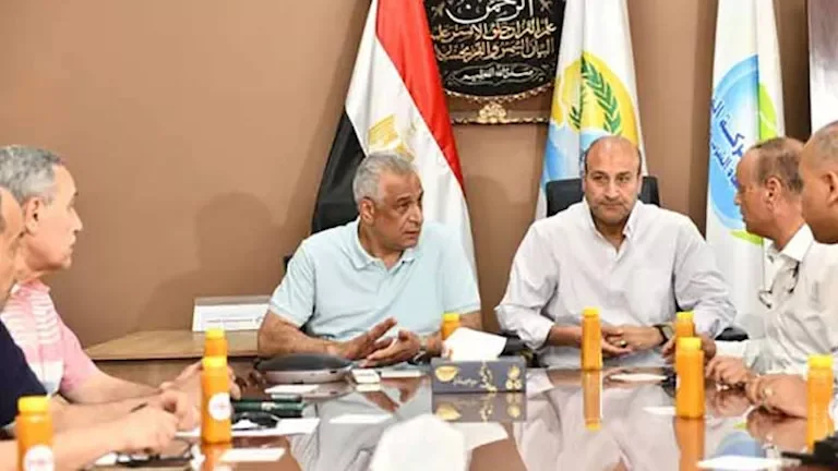 جمبلاط يدعو لتسريع إنجاز مشروعات "حياة كريمة" في أسيوط لتعزيز جودة الحياة بالقرى المستهدفة