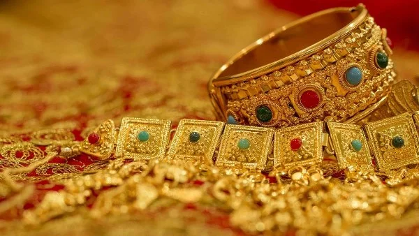 ارتفاع طفيف في أسعار الذهب بمصر: عيار 21 يسجل 6220 جنيهاً وسط تطورات دولية إيجابية