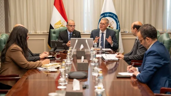 تشكيل لجنة مشتركة بين وزارتي البترول والاستثمار لتعزيز تمويل مشروعات الطاقة وجذب الاستثمارات الدولية