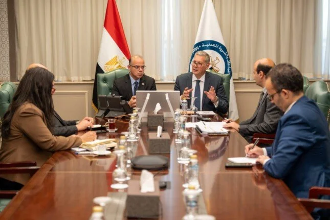 تعاون حكومي جديد: تشكيل لجنة لاستكشاف فرص تمويل مشروعات البترول في مصر