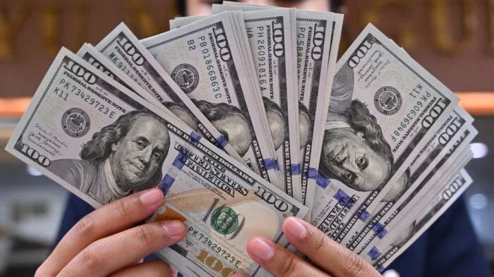 انخفاض مفاجئ في سعر الدولار أمام الجنيه المصري: هل تعود الاستقرار إلى سوق الصرف؟