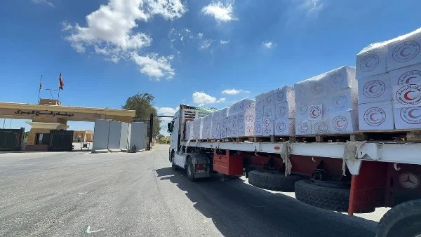 الهلال الأحمر المصري يطلق قافلة «زاد العزة» 216 محملة بأكثر من 3 آلاف طن من المساعدات الإنسانية إلى غزة