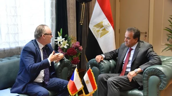 مصر والتشيك تعززان التعاون الصحي: وزير الصحة يبحث توطين تصنيع أسرة المستشفيات