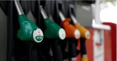 انخفاض ملحوظ في أسعار البنزين بأمريكا: متوسط سعر الجالون يتراجع إلى أقل من 4 دولارات