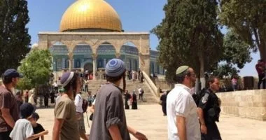مستوطنون يقتحمون المسجد الأقصى ويؤدون طقوساً دينية تحت حماية الاحتلال الإسرائيلي