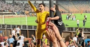 محمد عواد يجذب الأنظار بصورة مميزة مع مشجعي الزمالك ويعكس روح الفريق العالية