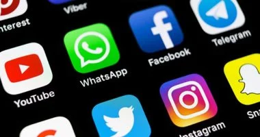 الإمارات تضع 15 عامًا كحد أدنى لدخول الأطفال إلى منصات التواصل الاجتماعي لتعزيز سلامتهم الرقمية