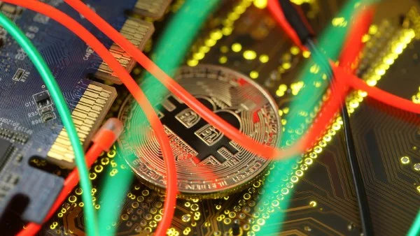 توقعات متشائمة: بيتكوين قد تنخفض إلى 52 ألف دولار وسط ضغوط اقتصادية متزايدة