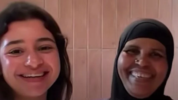لحظة إنسانية مؤثرة: فتاة تحتضن عاملة نظافة في صورة عفوية تثير تفاعلاً واسعاً على السوشيال ميديا