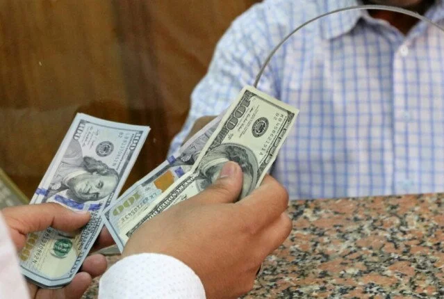 استقرار سعر الدولار أمام الجنيه المصري في تداولات الجمعة مع الحفاظ على مستويات العملة الخضراء