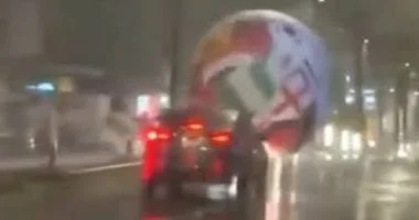 بالون كأس العالم يثير الدهشة في شوارع السلفادور بعد انفصاله بسبب العواصف