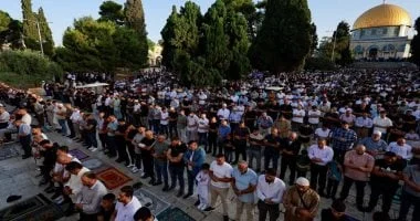توافد 60 ألف فلسطيني لأداء صلاة الجمعة في المسجد الأقصى وسط قيود الاحتلال