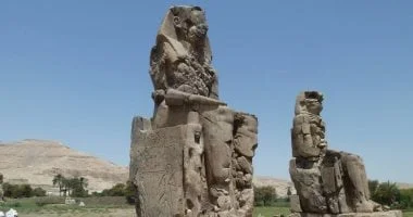 تماثيل ممنون: عظمة الملك أمنحتب الثالث تبرز من جديد بارتفاع 21 مترًا في الأقصر