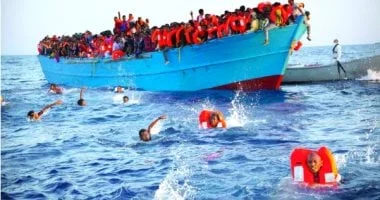 إنقاذ 15 مهاجراً بعد انقلاب قاربهم قبالة سواحل الخمس الليبية