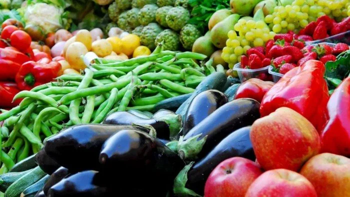 استقرار أسعار الخضروات والفاكهة في الأسواق المصرية اليوم 20 يونيو: الطماطم بـ 15 جنيها والخوخ بـ 55 جنيها
