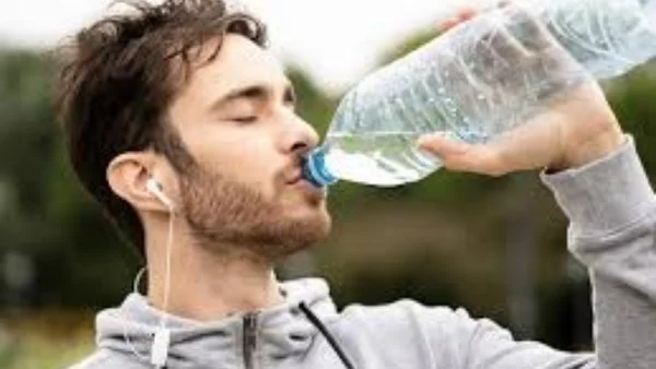 تعزيز صحتك اليومية: لماذا يجب عليك شرب كميات كافية من المياه؟