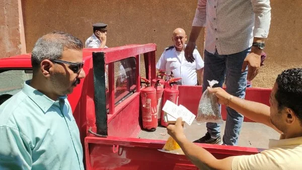 محافظة الجيزة تضبط منشأة غير مرخصة لتعبئة طفايات الحريق بمواد مشبوهة في إمبابة