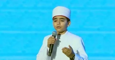 محمد القلاجي يتألق بأداء أنشودة دينية أمام الرئيس السيسي في حفل تخرج أئمة الأوقاف