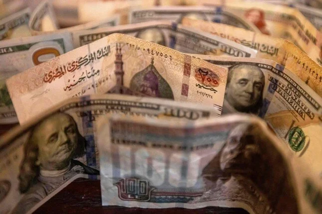 ارتفاع قيمة الجنيه المصري أمام الدولار بفضل تدفقات النقد الأجنبي وسداد مستحقات الشركاء الأجانب