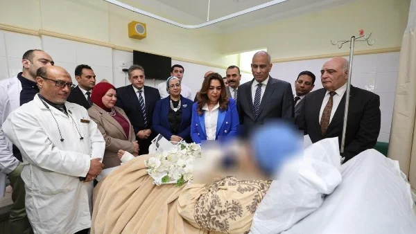 وزيرة التنمية المحلية تزور رئيسة قرية أبوسكين في المستشفى وتؤكد دعم الدولة الكامل لأسرتها بعد إصابتها أثناء إزالة تعدٍ
