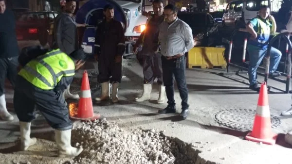 هبوط أرضي مفاجئ في شارع مصطفى النحاس: رئيس الصرف الصحي يؤكد سلامة الشبكات ويشرف على الفحص الميداني