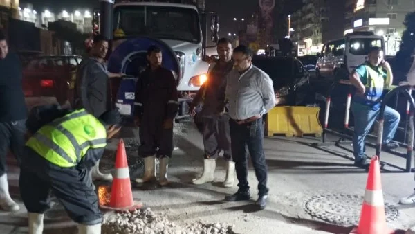 رئيس شركة الصرف الصحي بالقاهرة الكبرى يتفقد هبوطاً أرضياً بشارع مصطفى النحاس ويؤكد سلامة الشبكات| تفاصيل