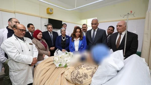 زيارة إنسانية لوزيرة التنمية المحلية ورئيسة القومي للمرأة ومحافظ كفر الشيخ للاطمئنان على رئيسة القرية المصابة