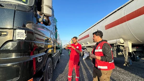 الهلال الأحمر المصري يطلق قافلة «زاد العزة» 217 محملة بأكثر من 3 آلاف طن من المساعدات لدعم غزة