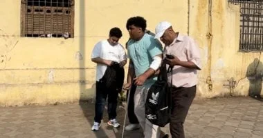 إرادة وعزيمة: أب يساند ابنه المصاب في امتحانات الثانوية العامة بالجيزة