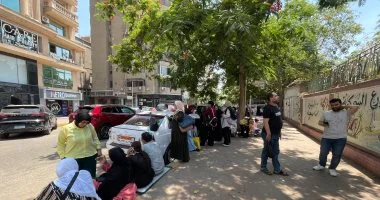 أولياء الأمور في الجيزة يتأهبون بقلق لدقائق الانتظار أمام لجان الثانوية العامة