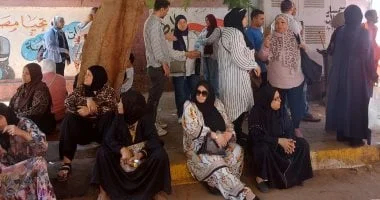أجواء من الترقب والدعاء: أولياء الأمور ينتظرون أبنائهم أمام لجان امتحانات الثانوية العامة 2026