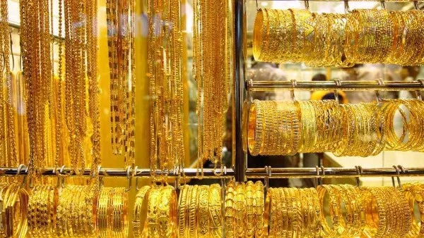 الذهب يصمد أمام قوة الدولار العالمي: عيار 21 يسجل ارتفاعًا طفيفًا ويصل إلى 6025 جنيهًا