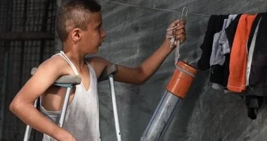 طفل فلسطيني يبتكر ساقًا جديدة من ماسورة بعد فقدان قدمه في القصف الإسرائيلي