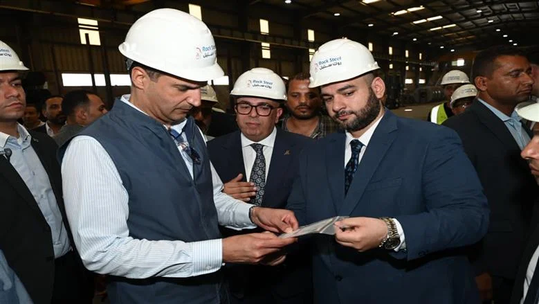 وزير الصناعة المصري يؤكد أهمية الصناعات الغذائية والملابس الجاهزة في استراتيجية 2030 خلال جولة ميدانية لمتابعة التطورات